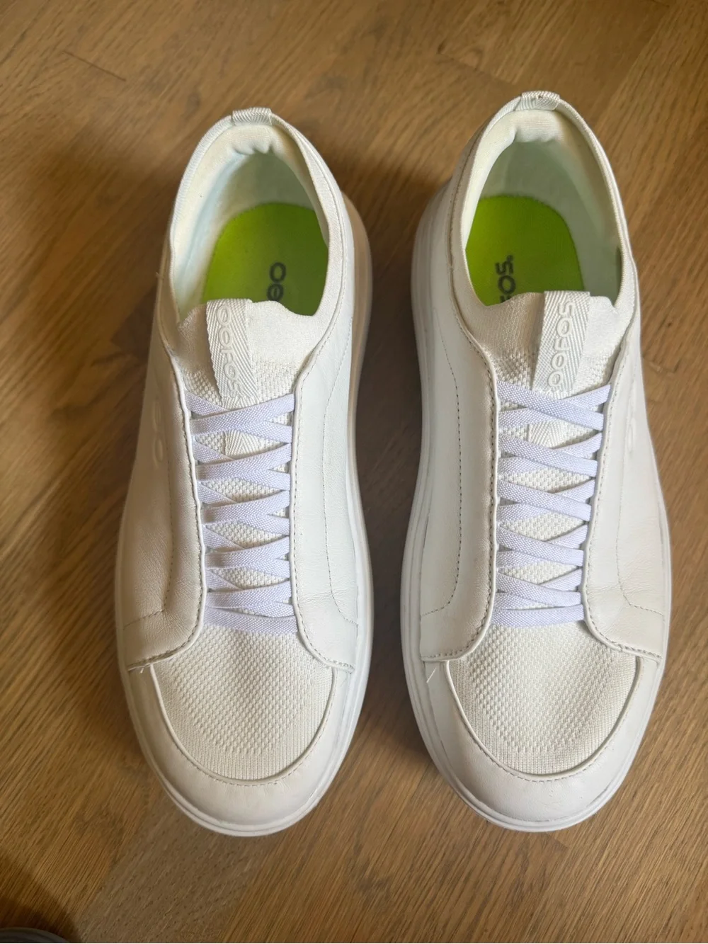 OOFOS Club Plus Like New White Men's slip on Leather Sneakers